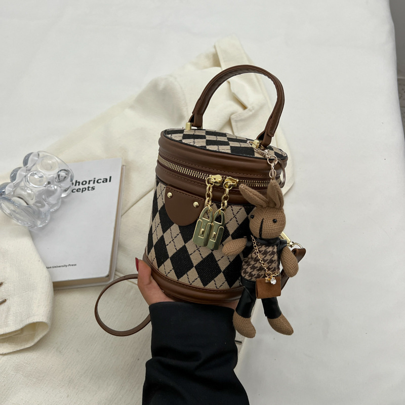Luxury Brand Designer Bag Small Bag For Women 2025 Spring New Fashion Niche Crossbody Bag Textured Quilted Handbag Bucket Bag