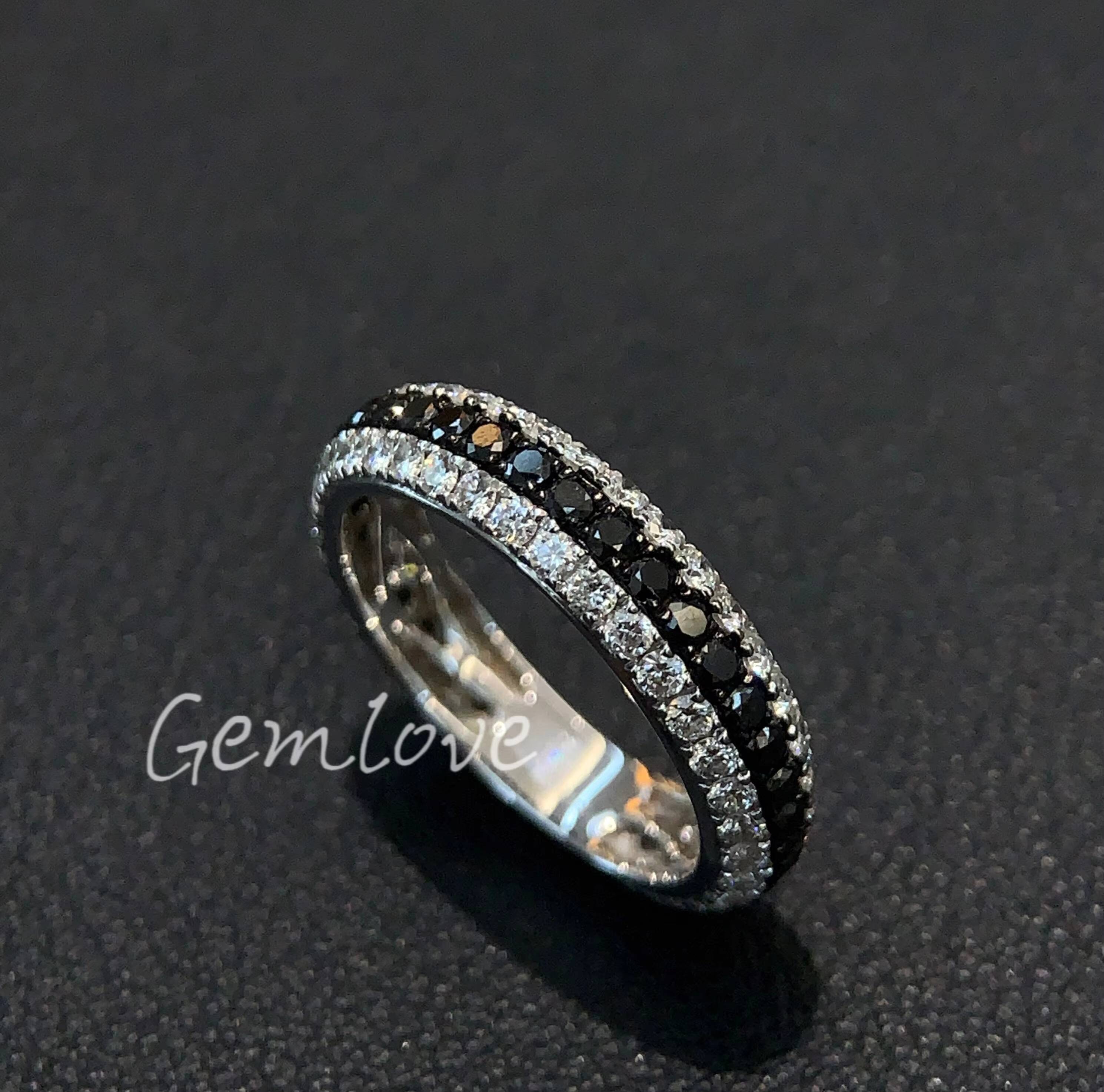 Fashionable unisex 18K gold ring featuring an IGIcertified labgrown roundcut diamond suitable for both men and women