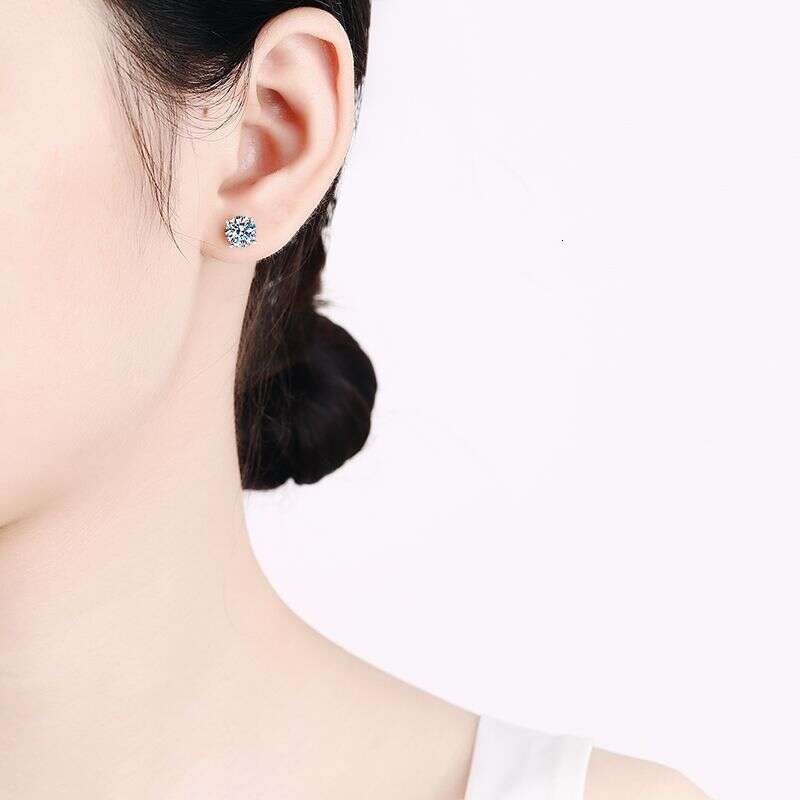 DHCollections-- XDY Sterling Sier Four-Prong 20 30 50 80 Points 1 2 Moissanite Stud Earrings Simple Style
