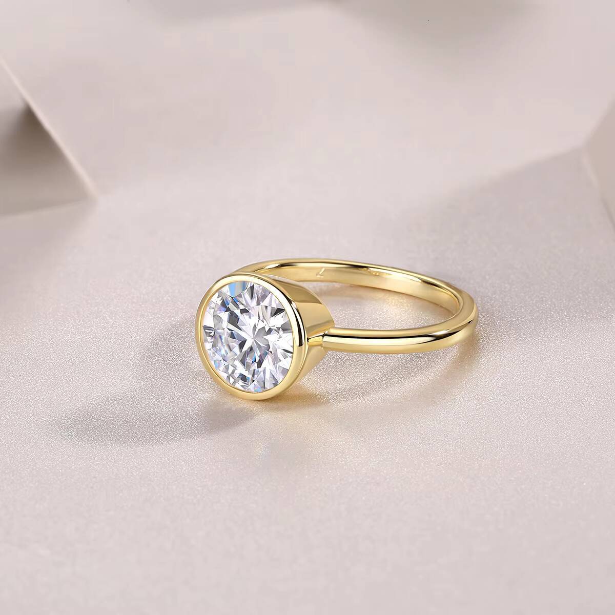 Orginal Factory Price 18k Gold Plated Luxury Fine Gem 925 Silver Rings Women Round Moissanite Bezel Setting Ring
