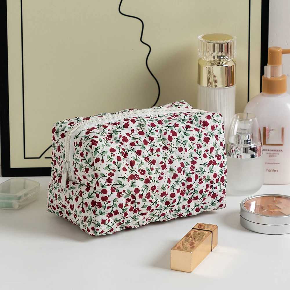 Storage Organizer Floral Puffy Quilted Makeup Bag Flower Printed Cosmetic Pouch Large Travel Cosmetic Bag Makeup AccessoryT251024
