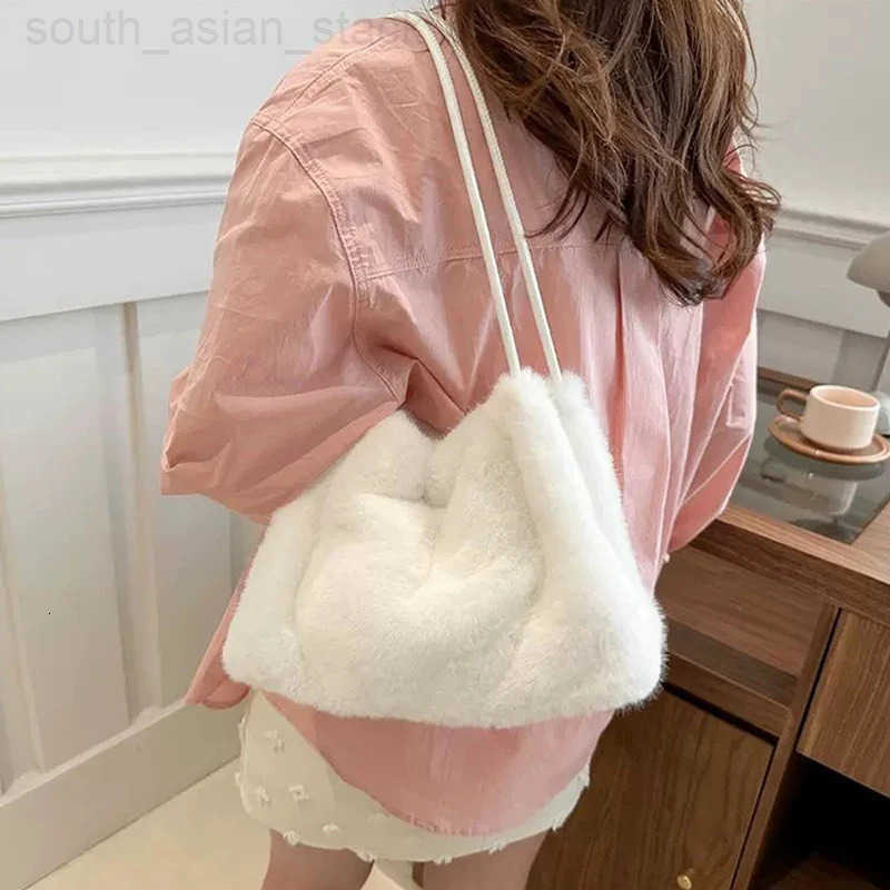 Women Fluffy Shoulder Bag Tophandle Bag New Fashion Female Autumn Winter Handbag Soft Plush Versatile Shopping Tote Z251024