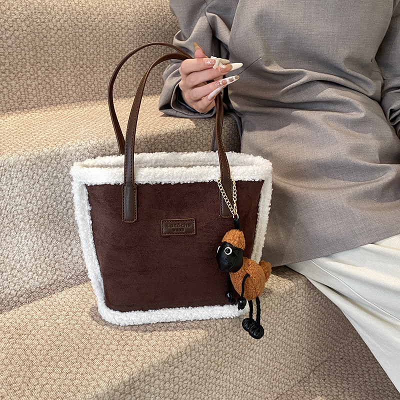 Women's 2025 New Autumn Winter Super Hot Lamb Wool Fur Velvet Vegetable Basket Casual Versatile Shoulder Bag