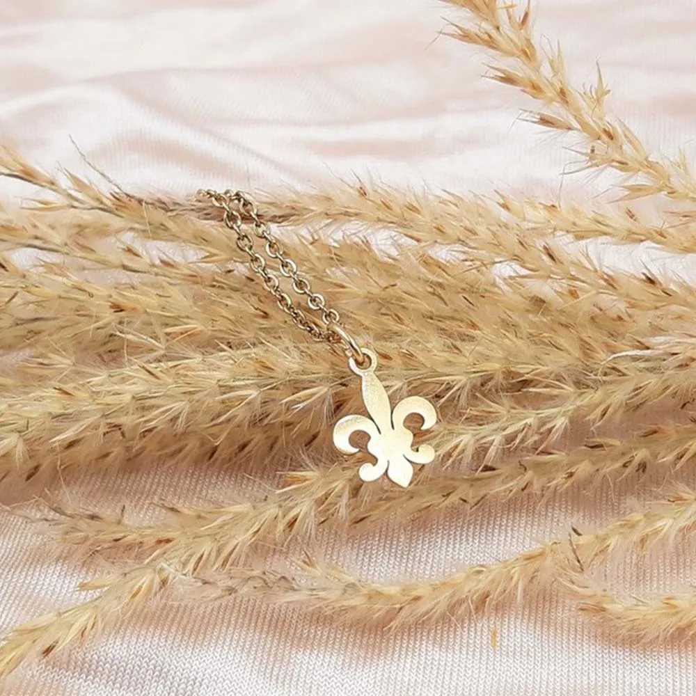 Stainl Steel Fleur De Lis Necklace Flower Lily Saint Nicholas Lotus Pendant Catholic French Royalty Necklace Women JewelryXJ251024