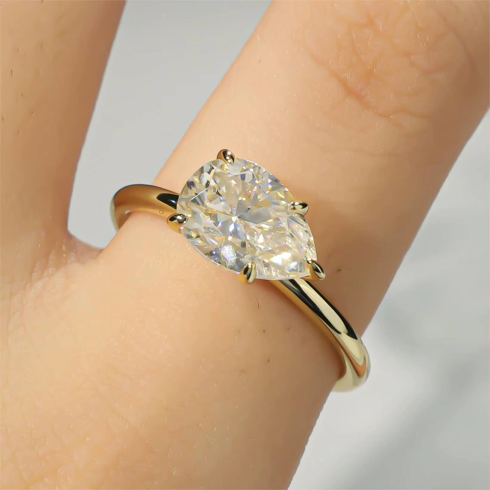 Factory Wholesale Custom 10K 14K 18K Real Solid Gold Au750 Gold Moissanite Pear Engagement Ring Solitaire Ring