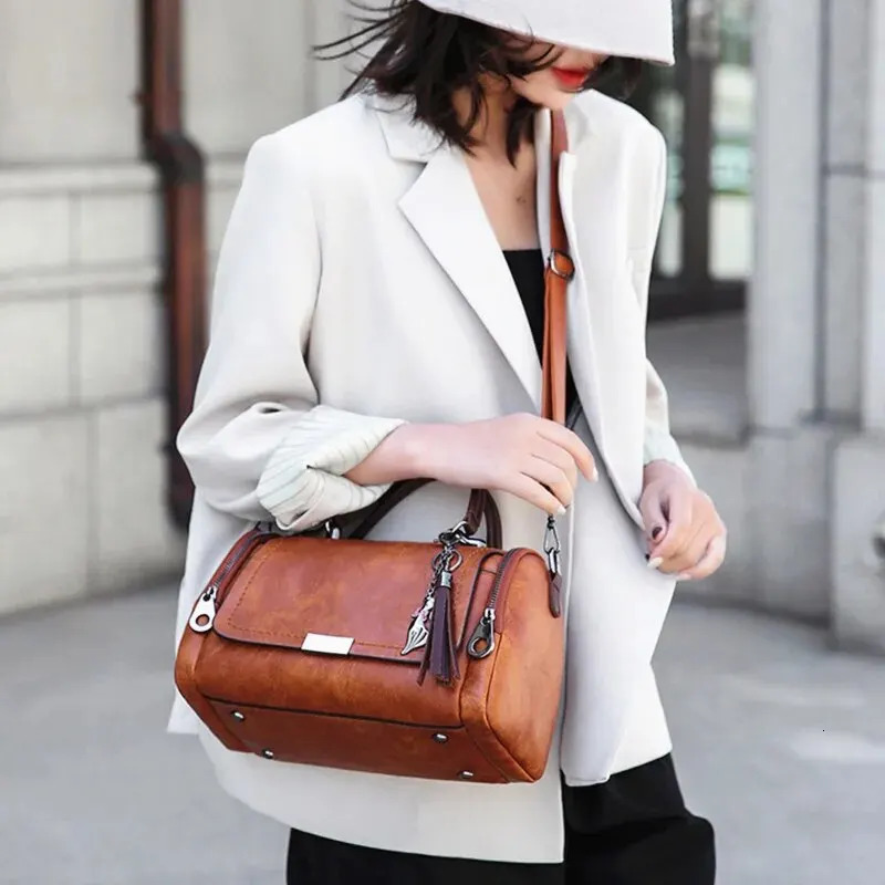 Tassel Decor Womens Large Capacity Shoulder Bag Fashion Zipper Crossbody Bag With Removable Strap Boston Handbag 251023