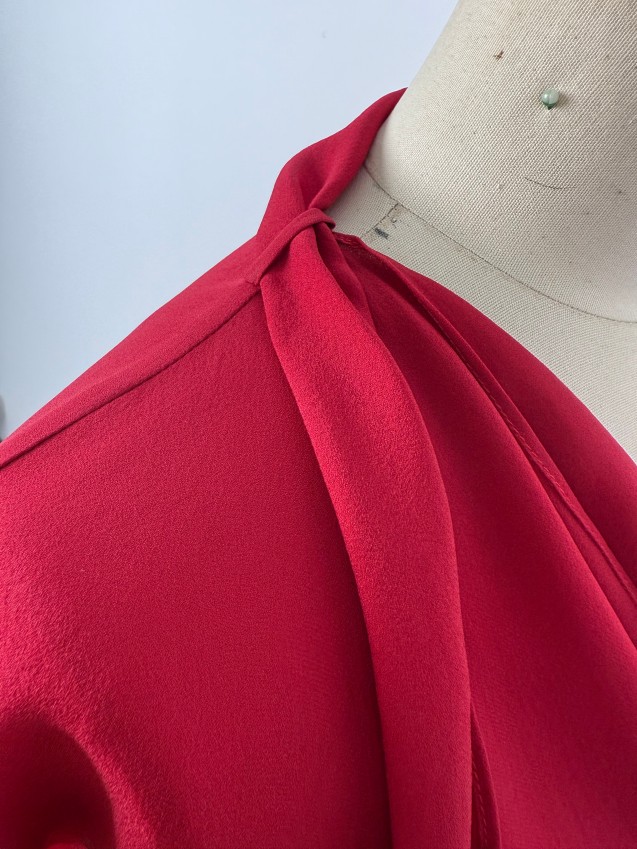 Simple, sophisticated, and elegant silk short-sleeve top Effortlessly chic with an innate sense of high-end beauty JYS37053
