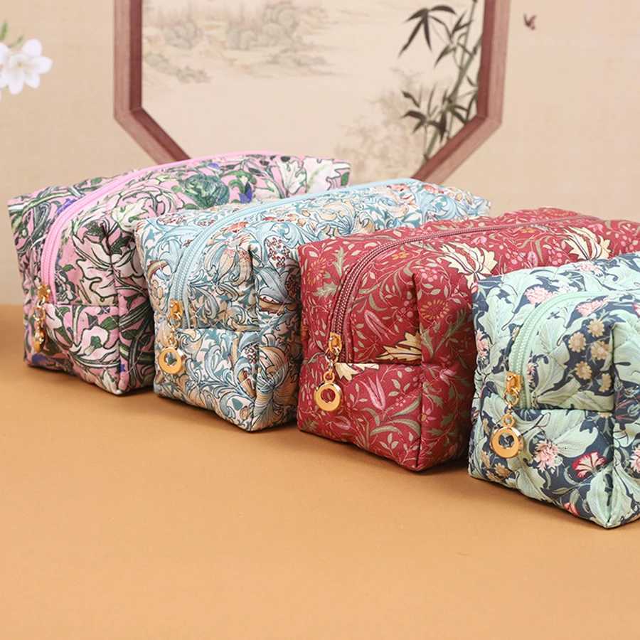 Small Floral Quilted Makeup Bag Travel Skincare Zipper Pouch Large Capacity Portable Storage Bag Soft PouchT251024