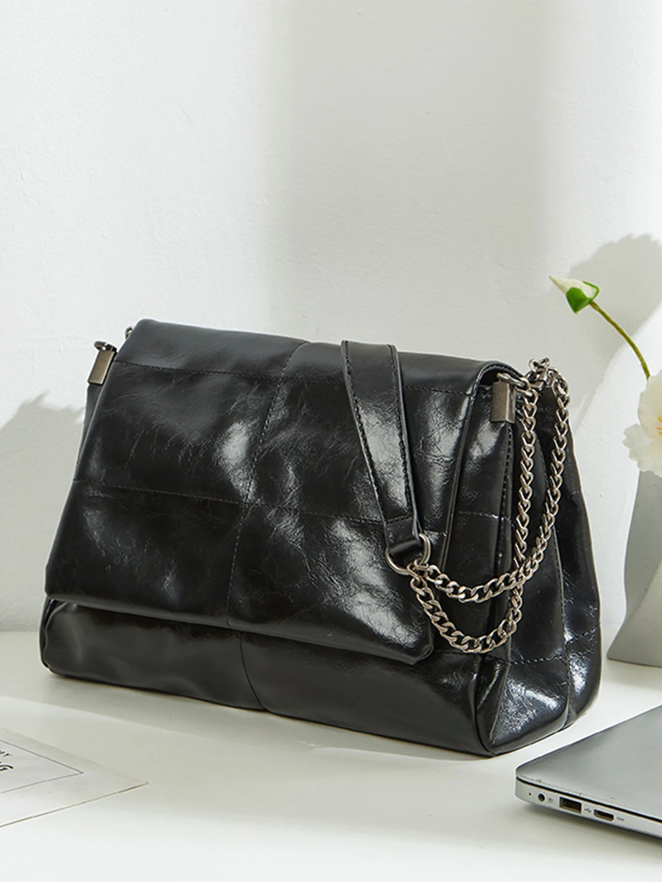 Large Capacity Commuting Bag 2024 SpringSummer Womens Chain Tote Bag HighEnd and Fashionable Single Shoulder Underarm Ba 251023