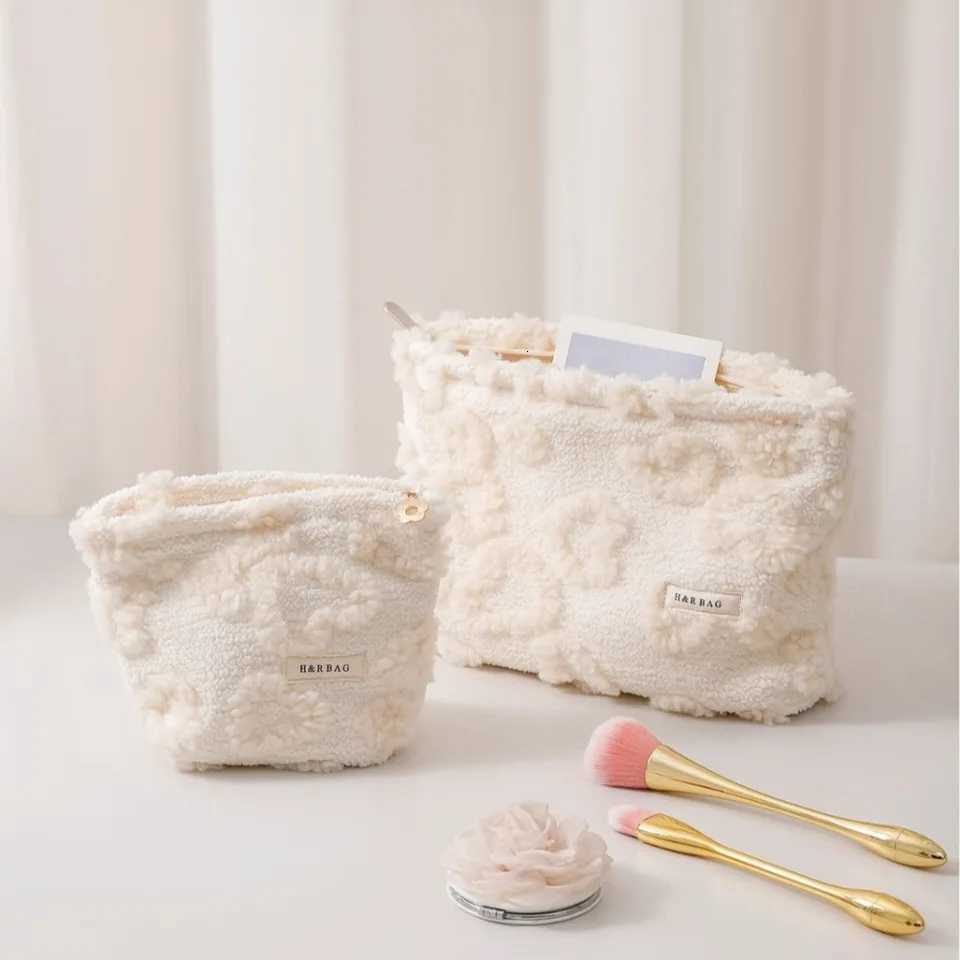 HeartShaped Plush Makeup Bag Travel Cosmetic Pouch Portable Skincare Organizer Unscented Soft Faux Fur Toiletry HandbagT251024