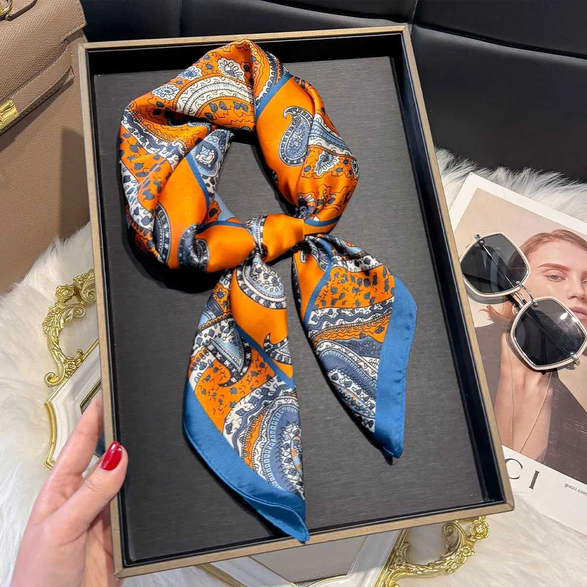 2025 Design Paisley Print 7070cm Square Scarf Wen Soft Satin Haiand Neckerchief Tie Fem band Foard Bag Ribbon Gift Y251024