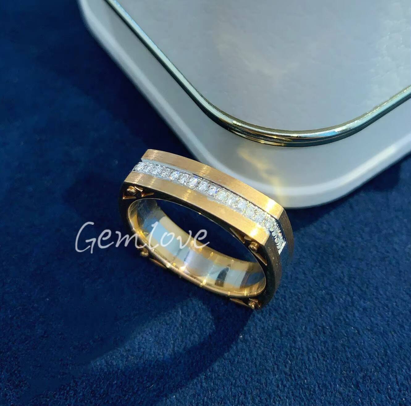 Trendy mens 18K gold ring set with IGIcertified labgrown diamonds round cut suitable for everyday luxury wear