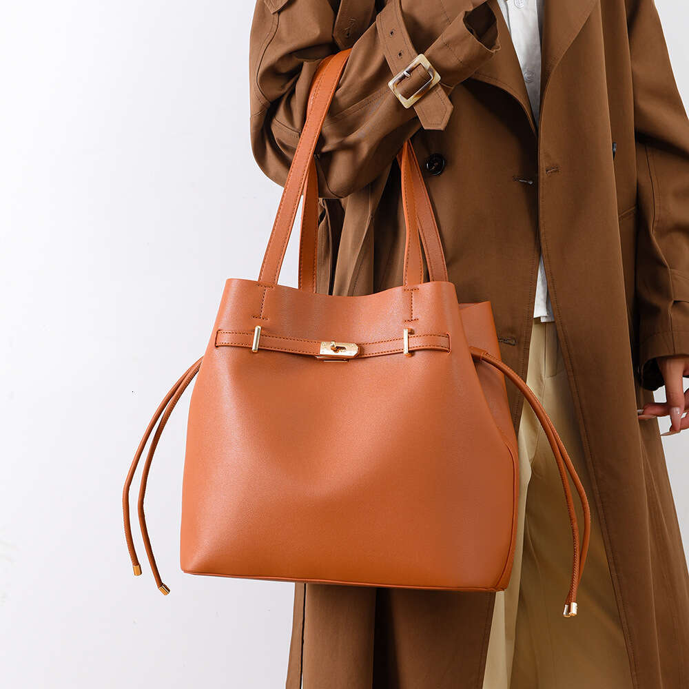 Designer Bag Tote Shoulder Bag New Simple Solid Color Versatile Fashionable Large Capacity Commuter Tote