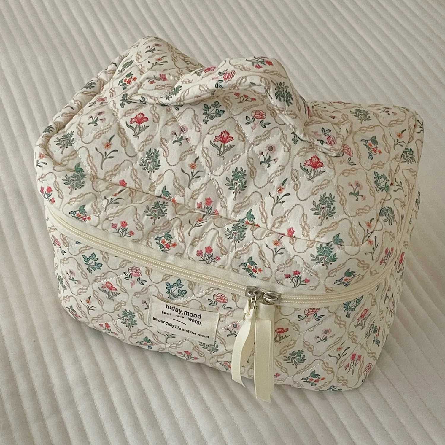 Retro Large Capacity Womens Floral Storage Bag Portable Ladies Travel Cosmetic Bags Female Flower Makeup Cases Clutch PurseT251024