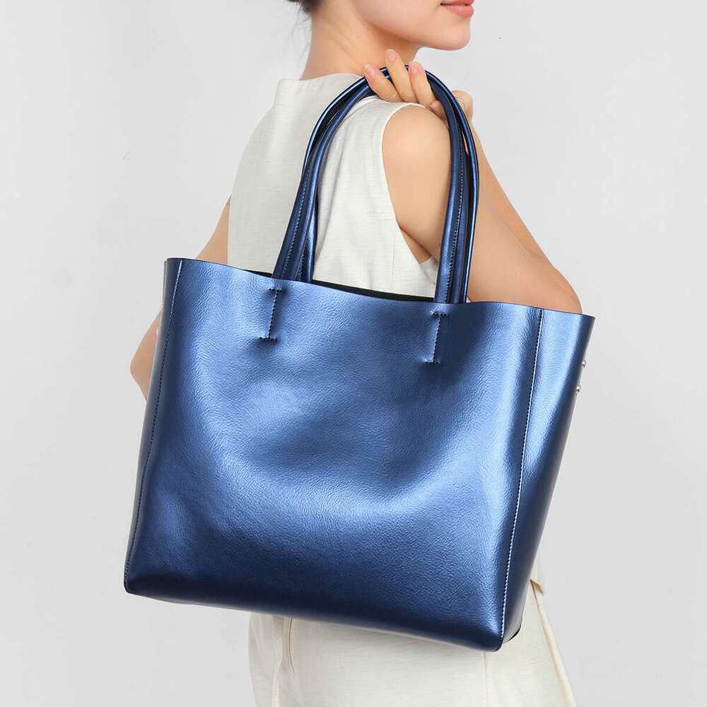 Leather tote bag with large capacity 2025 new fashionable shoulder bag made of cowhide for commuting