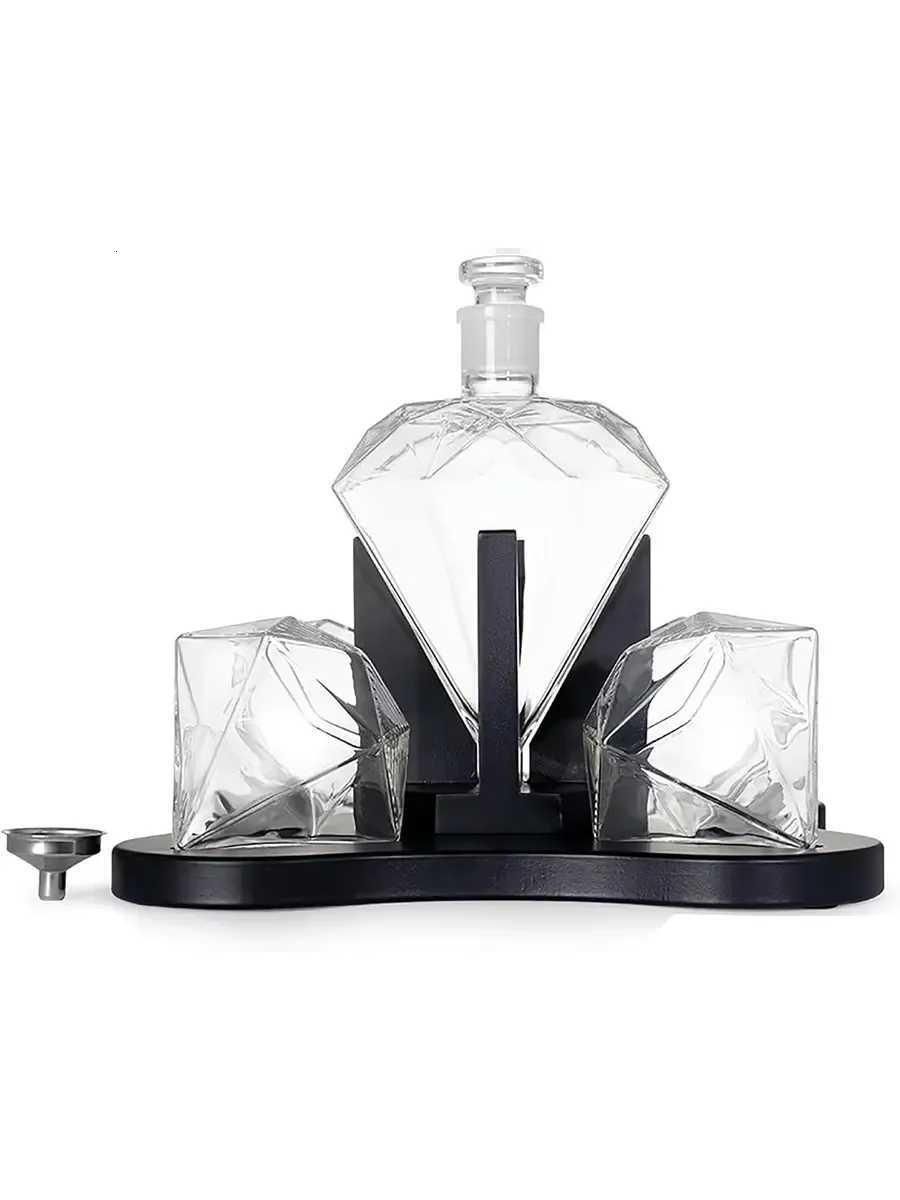 750ML Diamond Shaped Whiskey Decanter with 4 Diamond es and Beautif Mahogany Wooden Holder Y251024