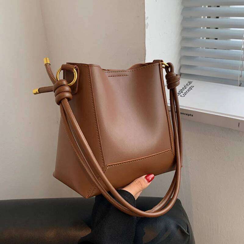 New Fashion Large Capacity Simple One Shoulder Crossbody Retro Texture Bucket Bag