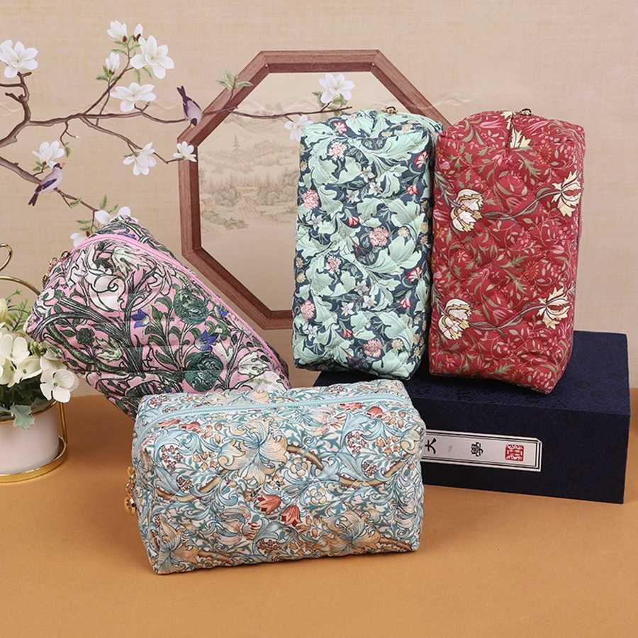Small Floral Quilted Makeup Bag Travel Skincare Zipper Pouch Large Capacity Portable Storage Bag Soft PouchT251024