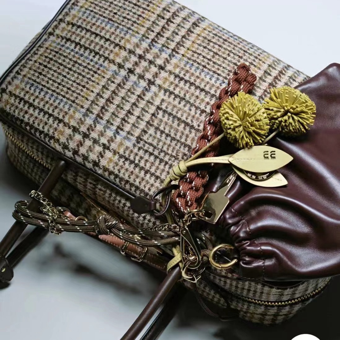 Fall Winter New Strawberry Braided Rope Knot Bag Charms Leather Suede Hydrangea Pendant Keychain Premium Womens Color Blocked Fashionable Charm