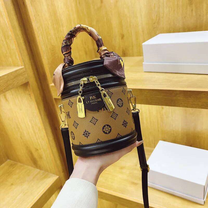 Women's Leather Bucket Designer Zipper Small Handbags Large Capacity Crossbody Shoulder Bag Mobile Zero Wallet B