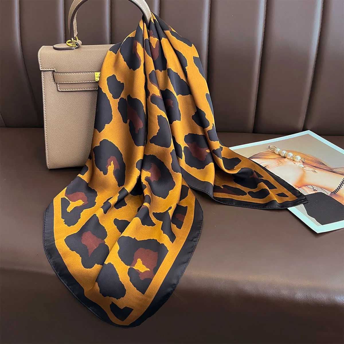 7070cm Leopard Print Silk Square Scarf Wen Scarfs Decorate Neckerchief Decorate Hijab scarf Foard Bandana Neck Tie Y251024