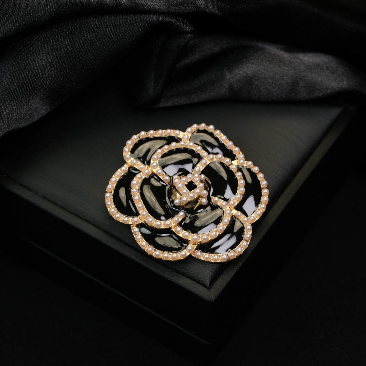 Designer brooch High end niche exquisite elegant feather brooch camellia pearl inlaid diamond brooch Jewelry Pin gift for women free shipping