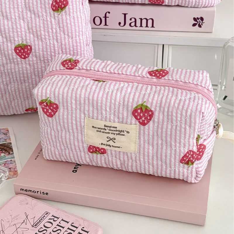 Cute Strawberry Womens Stripe Cosmetic Bags Travel Portable Ladies Clutch Purse Storage Bag Makeup Case Cosmetic OrganizerT251024