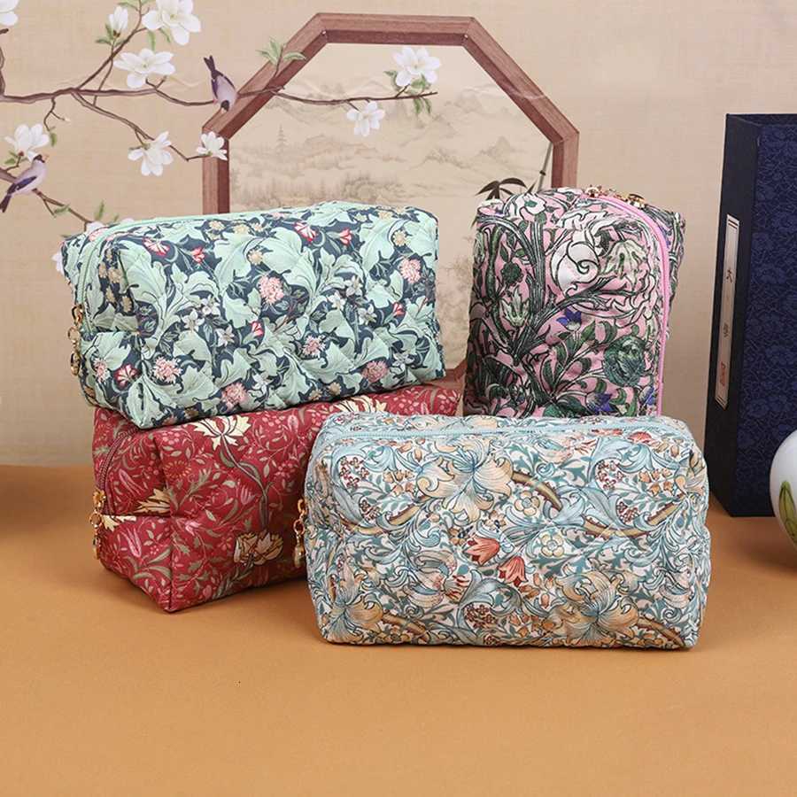 Small Floral Quilted Makeup Bag Travel Skincare Zipper Pouch Large Capacity Portable Storage Bag Soft PouchT251024