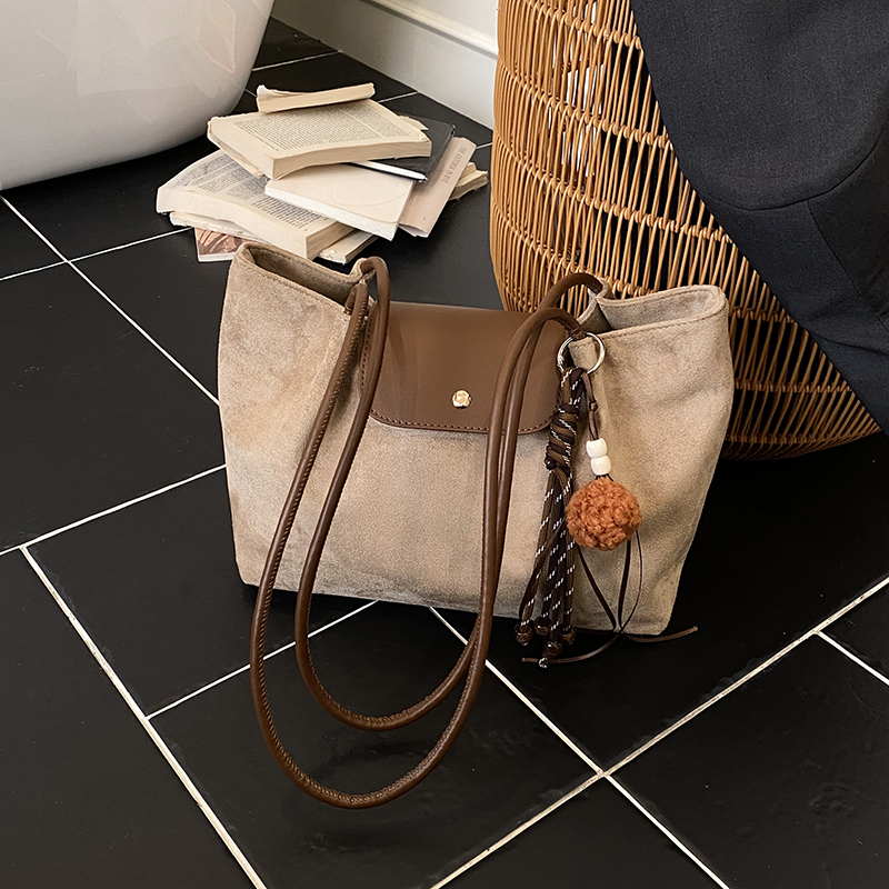 2025 Winter New Women's Large Capacity Handheld Shoulder Bag Exquisite Simple Multi functional Outdoor Commuter Crossbody Bag Fashion Phone Bag