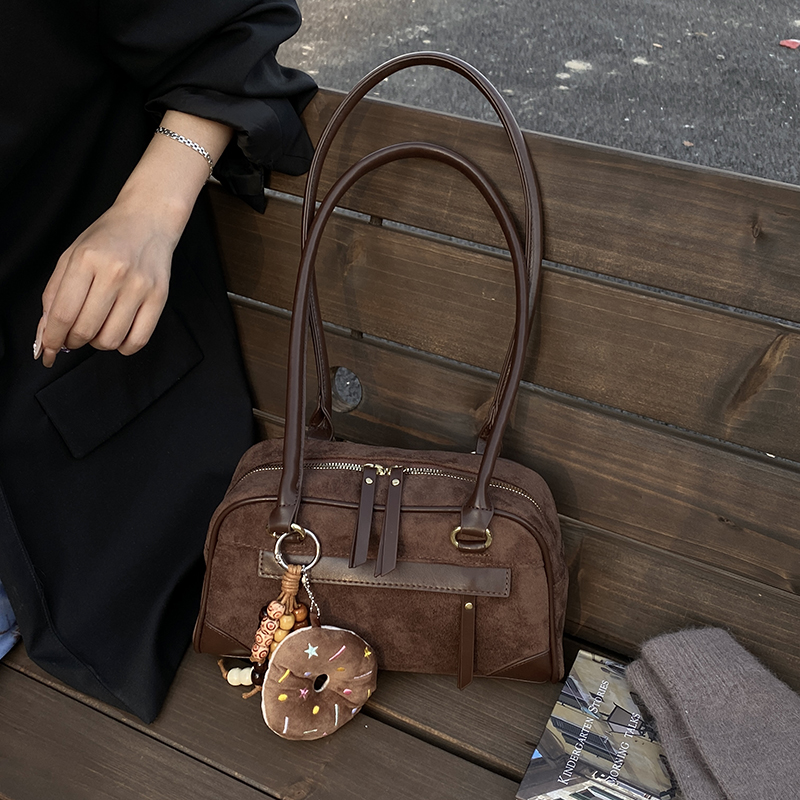 Korean Niche Design Autumn Winter New Bowling 2025 Women Commuting Temperament fashion Trendy Shoulder Bag