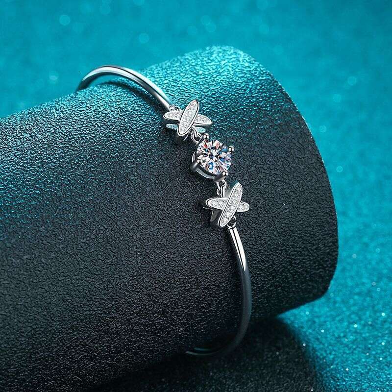 DHCollections-- XDY Pure Sier for Women Plated with PT950 Gold Four-Prong One Moissanite Bracelet Straight