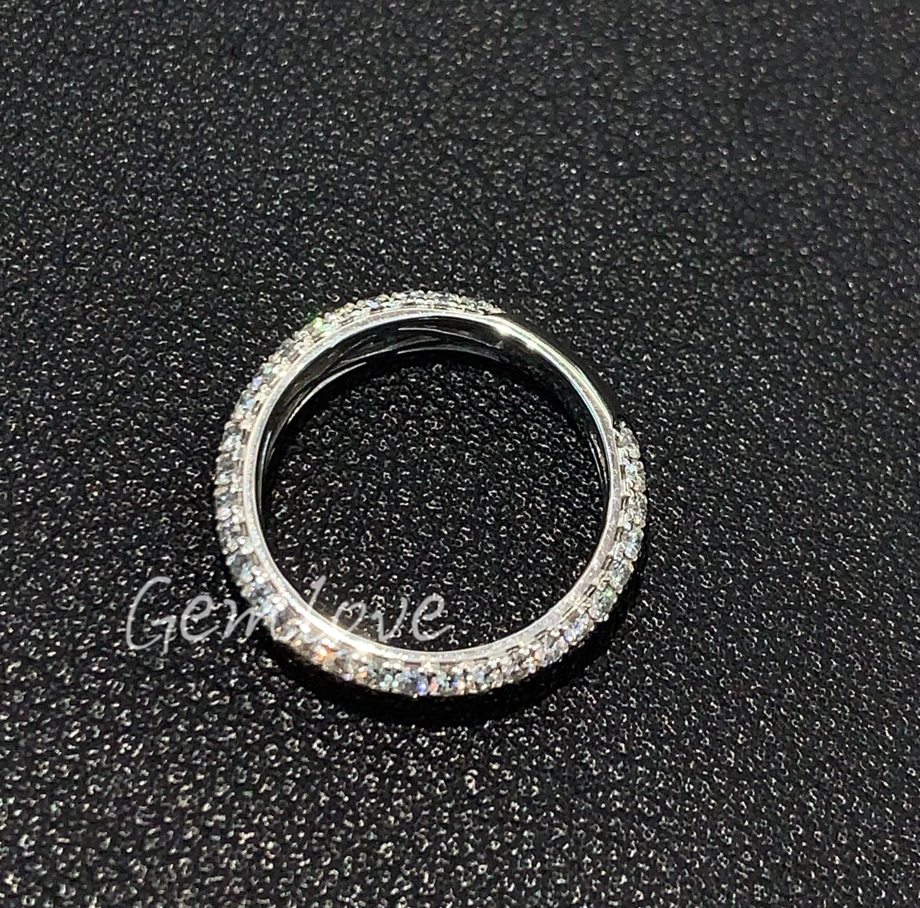 Fashionable unisex 18K gold ring featuring an IGIcertified labgrown roundcut diamond suitable for both men and women