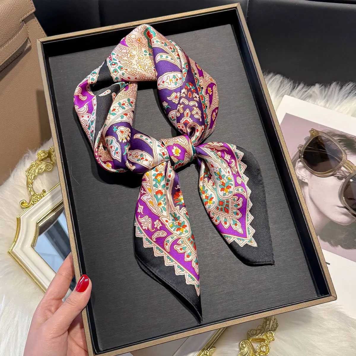 2025 Design Paisley Print 7070cm Square Scarf Wen Soft Satin Haiand Neckerchief Tie Fem band Foard Bag Ribbon Gift Y251024