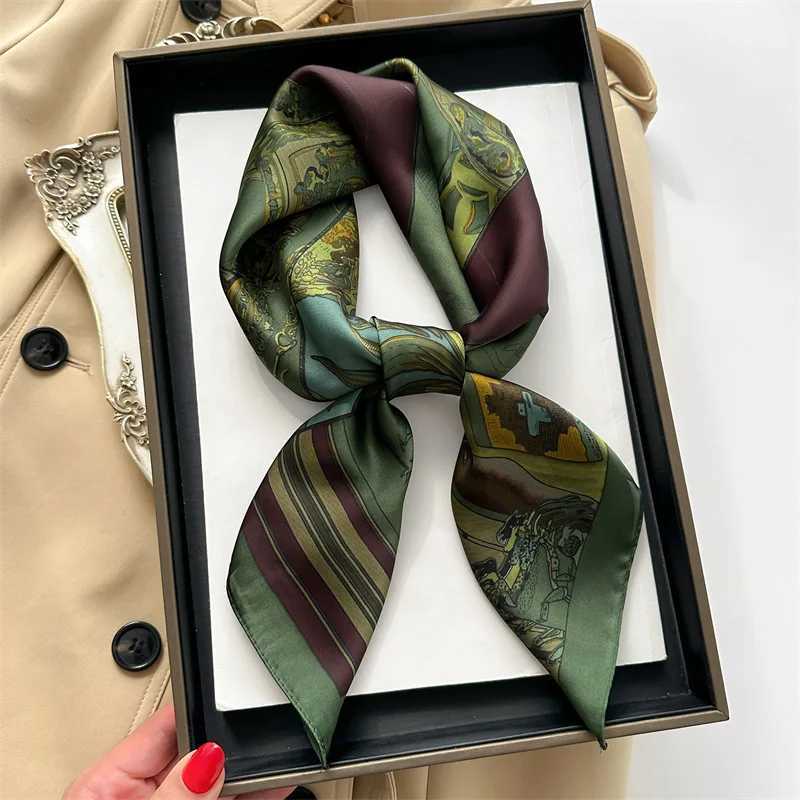 2024 SpringSummer Retro Horse Print Neckerchief 7070cm Green Square Scarf Wens Breathable Imitation Silk Bandan Y251024