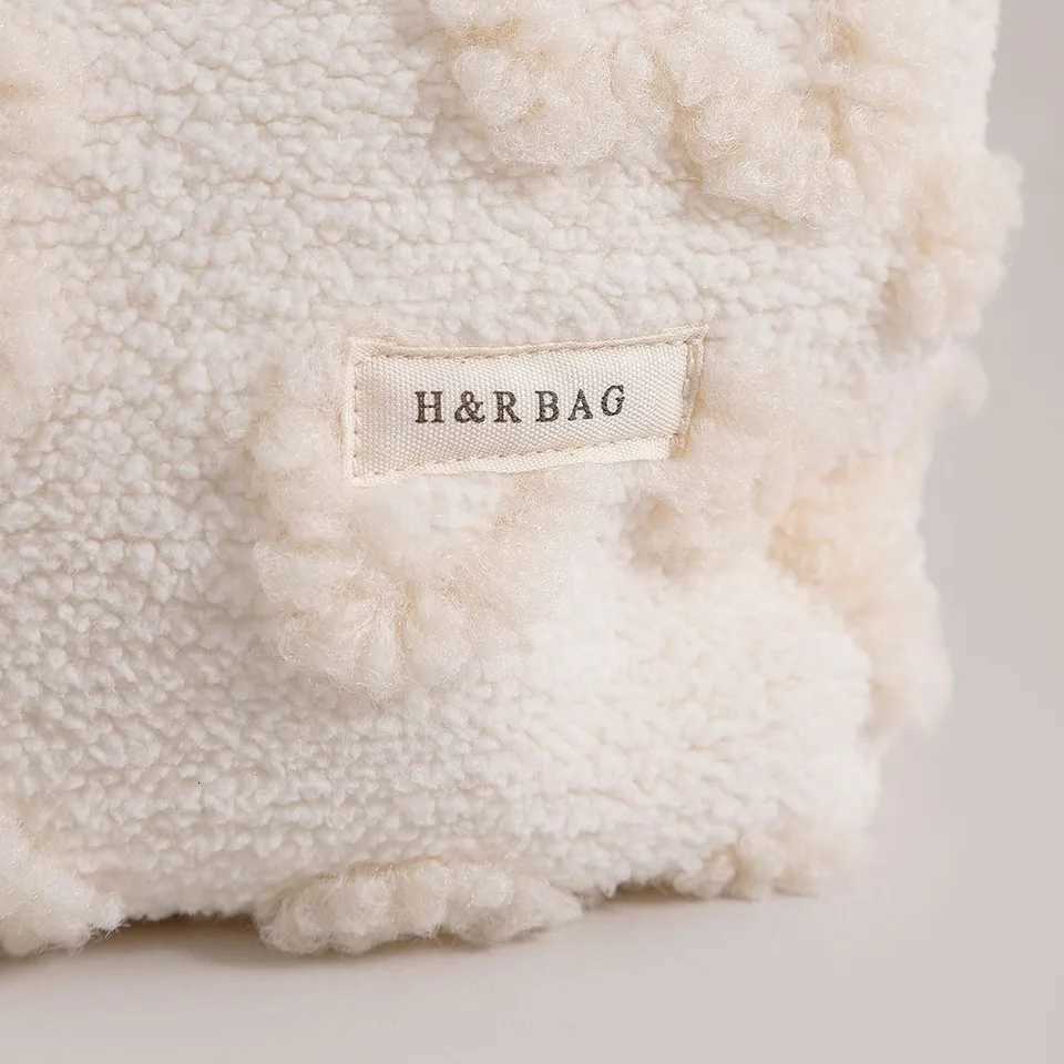 HeartShaped Plush Makeup Bag Travel Cosmetic Pouch Portable Skincare Organizer Unscented Soft Faux Fur Toiletry HandbagT251024