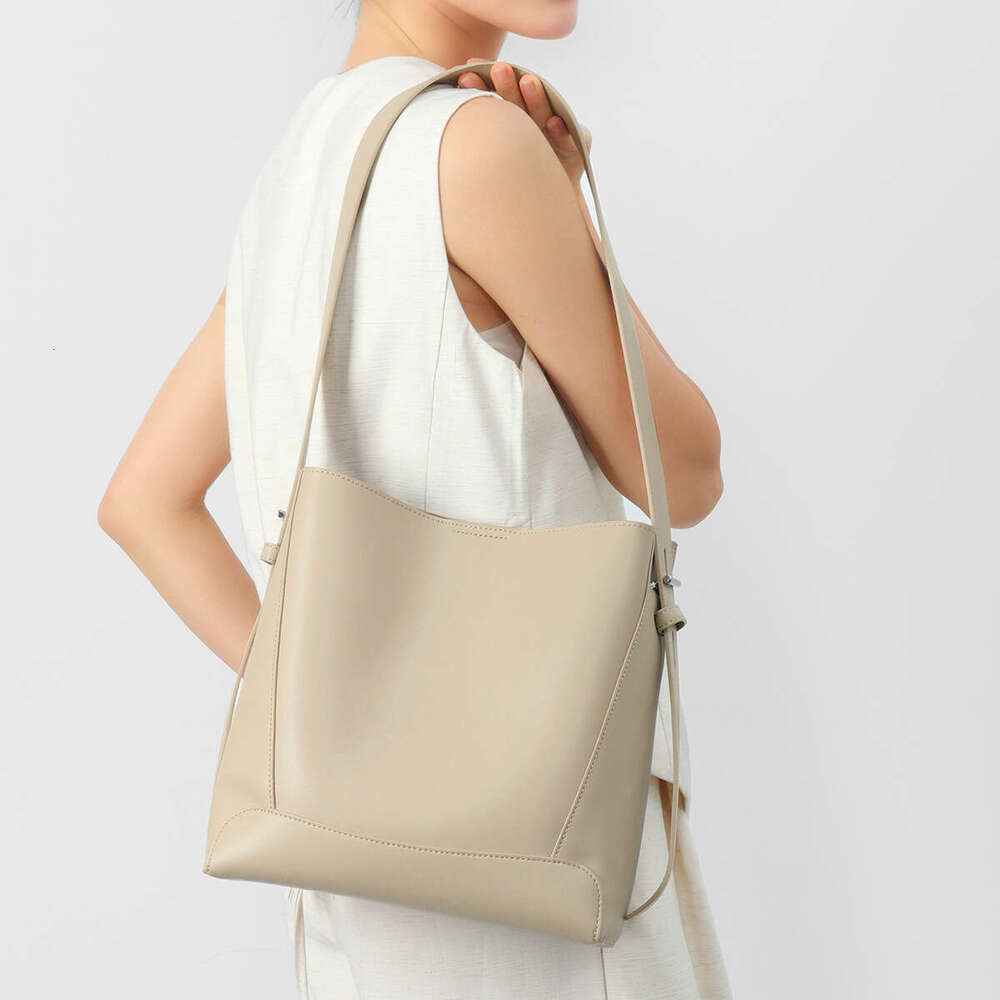 Women's tote bag 2025 New Crossbody Versatile Genuine Leather Single Shoulder Large Capacity Commuter Bucket Bag