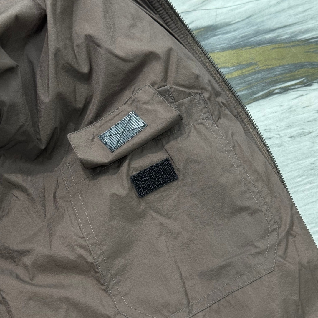 Contemporary Stylish Down Vest - Versatile Seasonal Outerwear for Men & Women