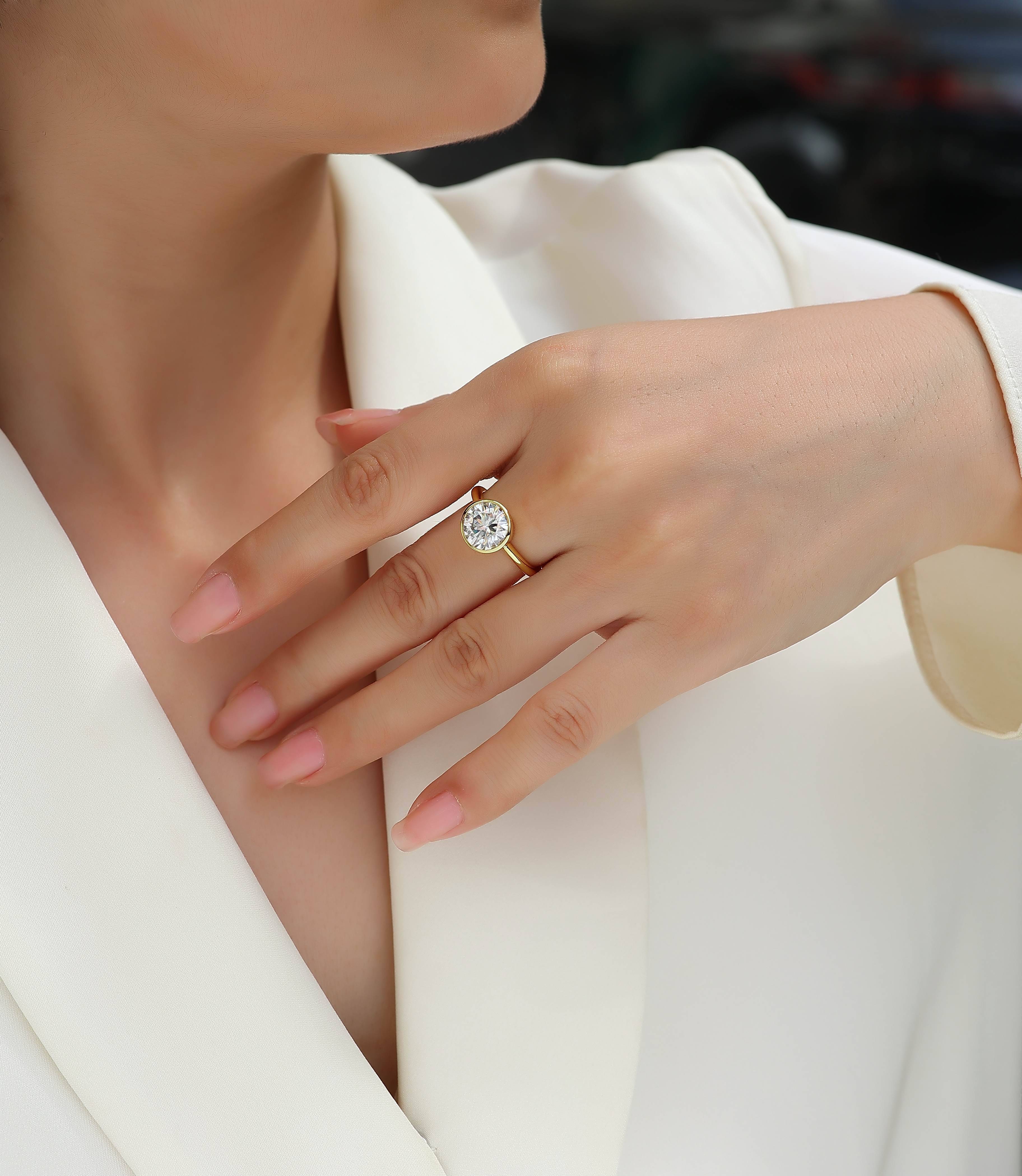 Orginal Factory Price 18k Gold Plated Luxury Fine Gem 925 Silver Rings Women Round Moissanite Bezel Setting Ring