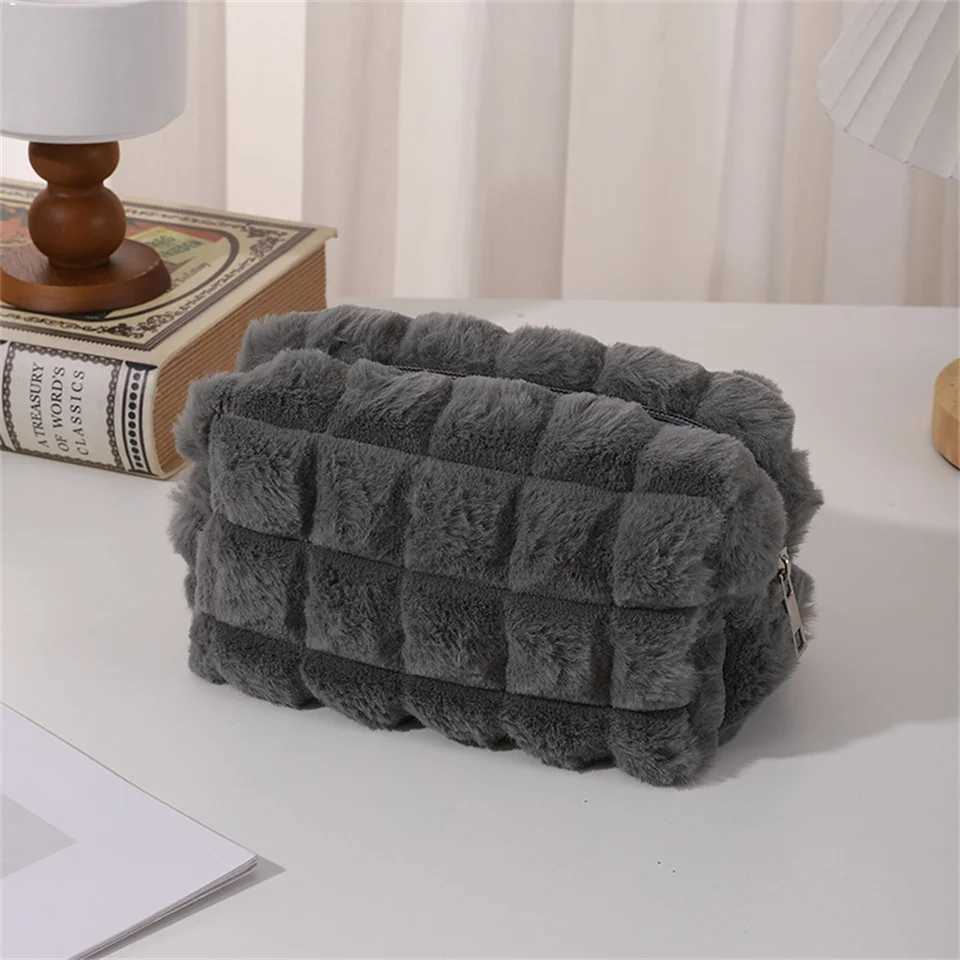 Women Plush Makeup Bag Travel Cosmetic Lipstick Brush Storage Bag Zipper Large Solid Color Toiletry Bag Make Up Washing PouchT251024