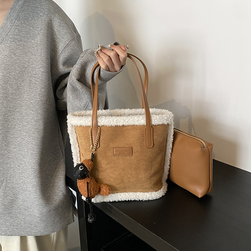 Women's 2025 New Autumn Winter Super Hot Lamb Wool Fur Velvet Vegetable Basket Casual Versatile Shoulder Bag