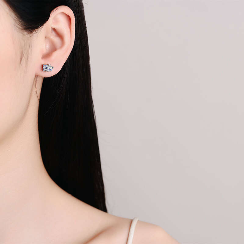 DHCollections-- S Pure Sier Women's High-end Simple Plated PT950 Gold Princess Style Niche Square Heart-shaped Moissanite Stud Earrings