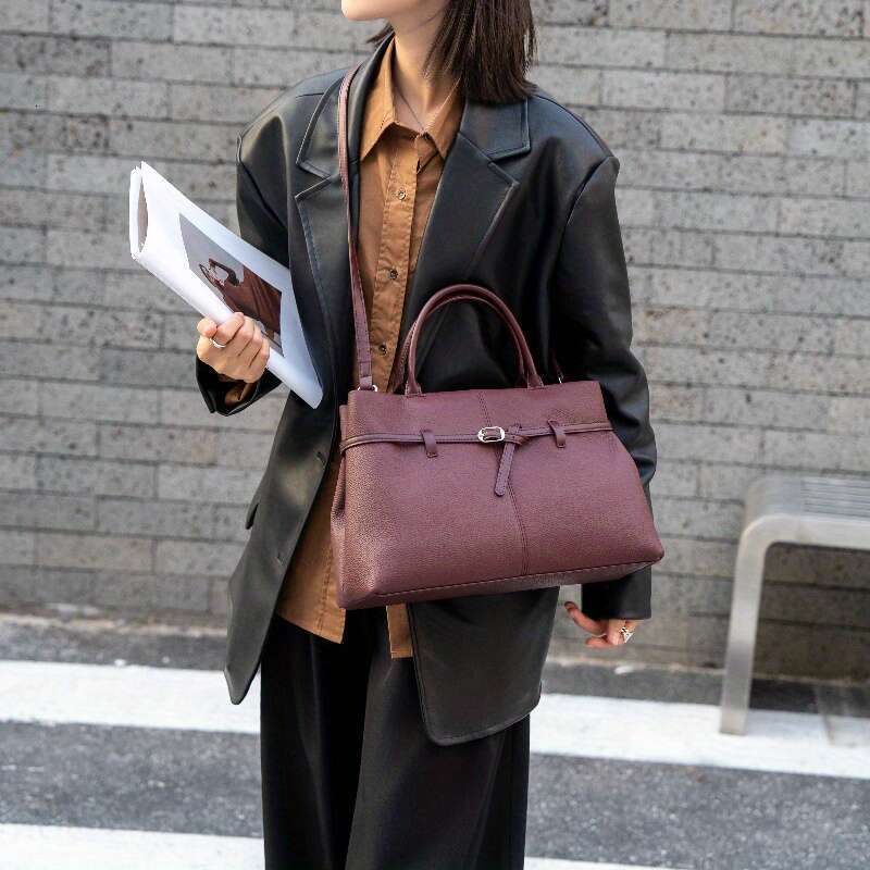 - Capacity, Multi-Compartment Women, Stylish Versatile, With Golden-Tone Hardware, Perfect For Commuting And Everyday Use, Versatile Minimalist Design
