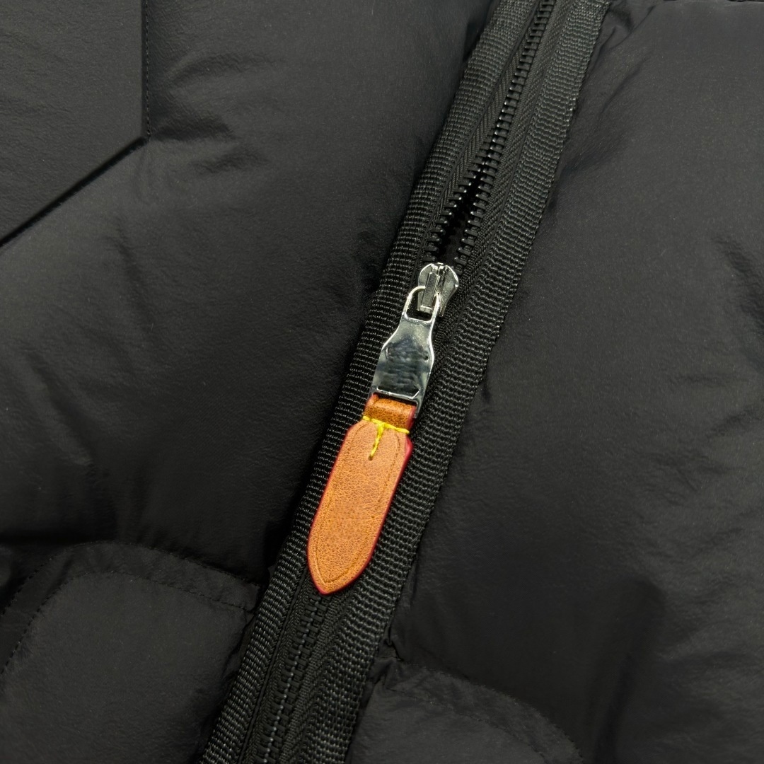 Contemporary Stylish Down Vest - Versatile Seasonal Outerwear for Men & Women