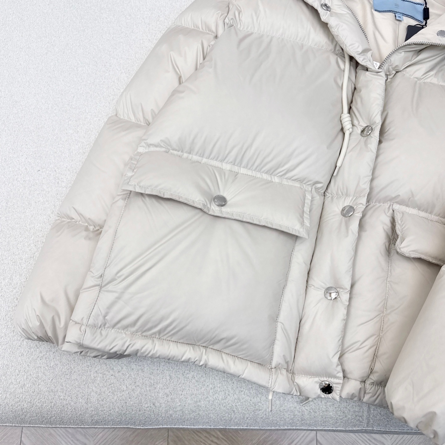 The latest women's hooded short down jacket for autumn and winter