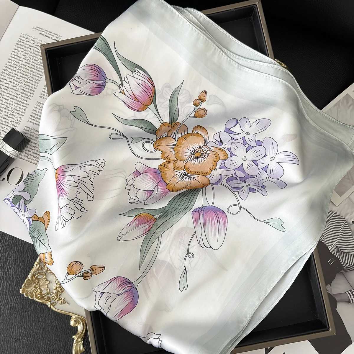 2025 New Luxury Fashion Print 7070cm Square Scarf Wen Soft Satin Haiand Neckerchief Tie Fem band Foard Bag Ribbon Y251024