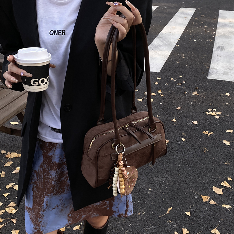 Korean Niche Design Autumn Winter New Bowling 2025 Women Commuting Temperament fashion Trendy Shoulder Bag