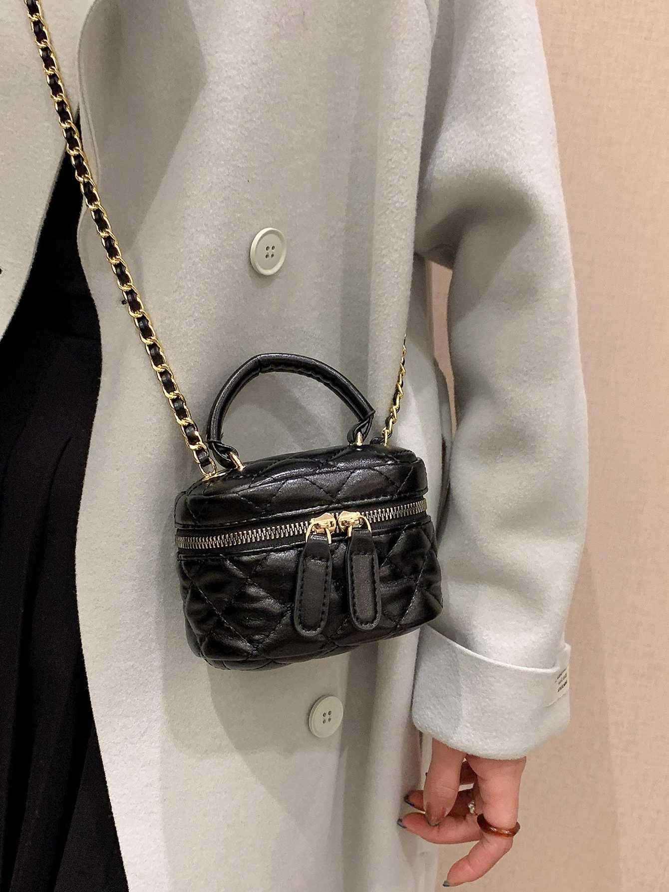 Diamd Quilted Leather Bucket Bag with Gold Chain Shoder Strap and Golden Zipper Details MtiColor Ripped Edge Vintage Styl Y251022