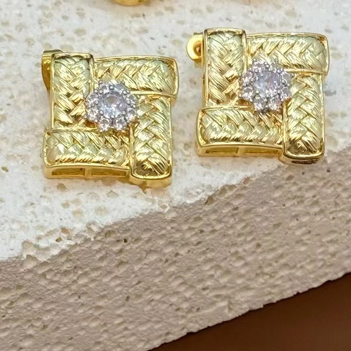 Designer earrings luxury earrings Diamond inlaid zircon earrings simple high-end square twisted and crossed free shipping diamond earrings