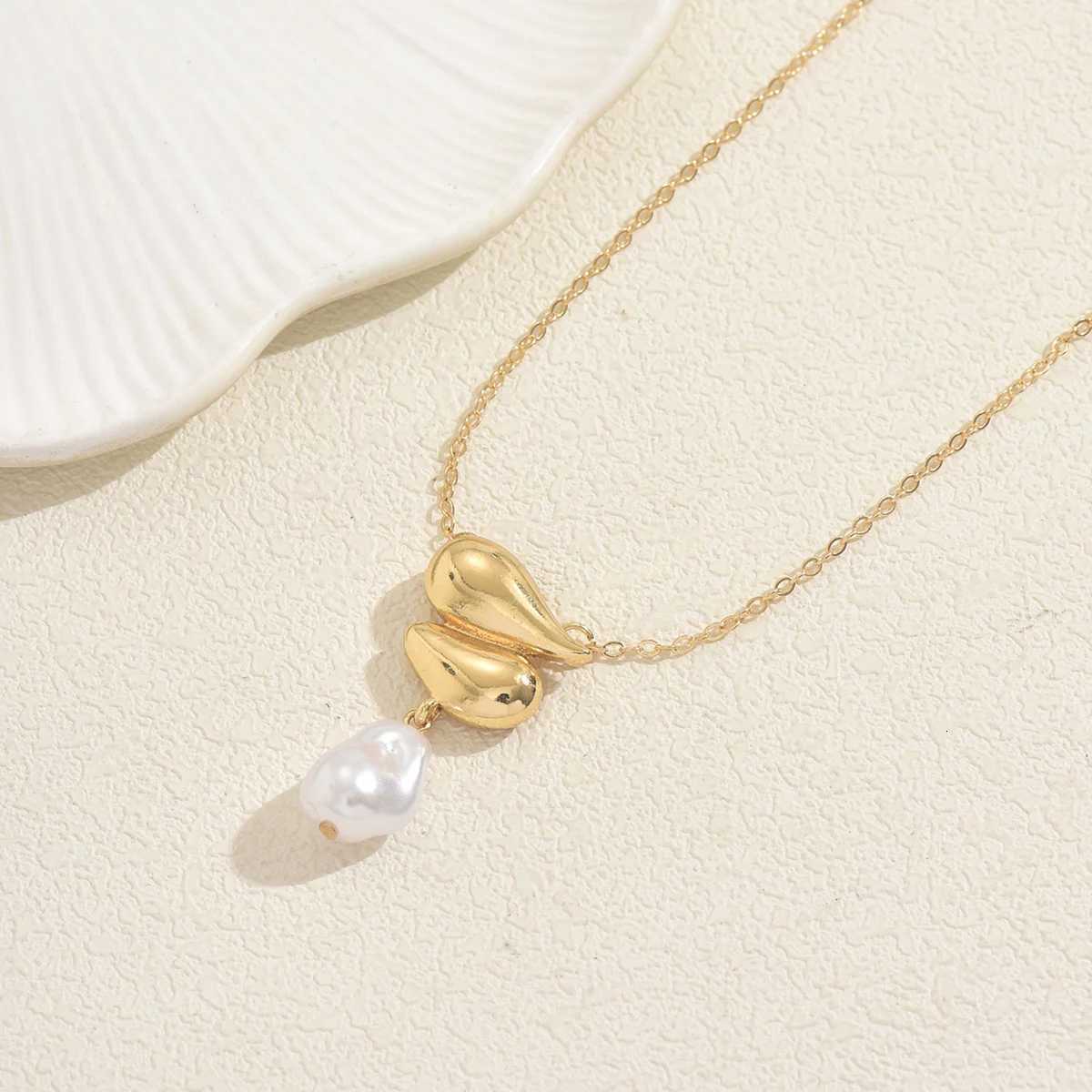 Womens Irregular Charm Necklace With Pearl Delicate Elegant Gold Color Baroque Pearl Charm Necklace Party JewelryXJ251024