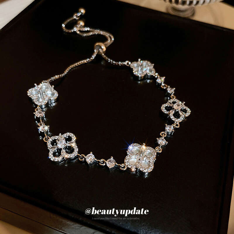 French Style Light Zircon Flower Niche Simple Design Bracelet Designer Elegant Commuting High-end Sense Jewelry